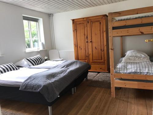 een slaapkamer met 2 bedden en een stapelbed bij Familiehuis Boysen Appartementen in Ribe
