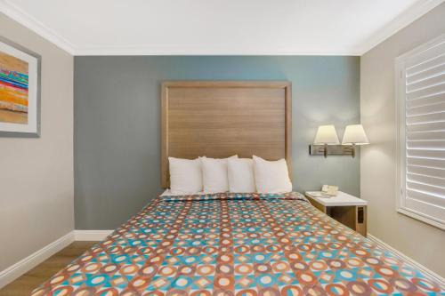 a hotel room with a bed in a room at Hotel 414 Anaheim in Anaheim