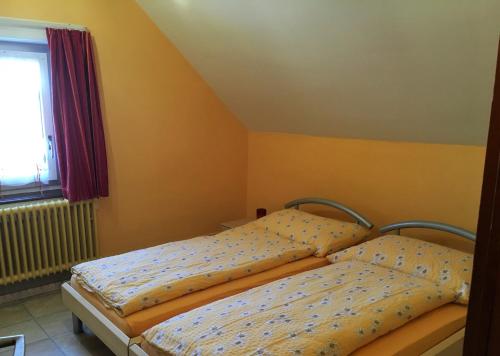 Ein Bett oder Betten in einem Zimmer der Unterkunft Hotel Restaurant Jura
