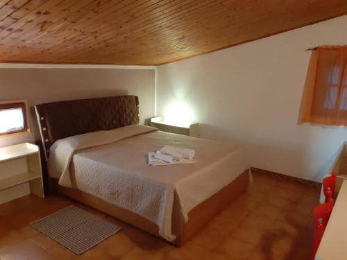 Un dormitorio con una cama con una toalla. en B & B Country House en Capoterra