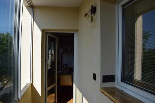 una ventana en el lateral de una casa con una puerta en Apartament Kolejowa, en Białystok