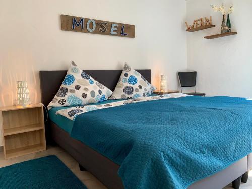a bedroom with a bed with a blue comforter at Ferienwohnung Am Bachlauf in Pommern