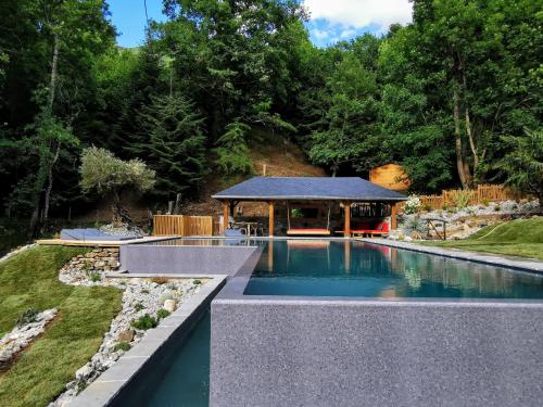 basen w ogrodzie z altaną w obiekcie La Bergerie de Louvie w mieście Louvie-Soubiron