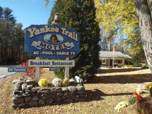 una señal para el motel Yankee Trail en Yankee Trail Motel, en Holderness