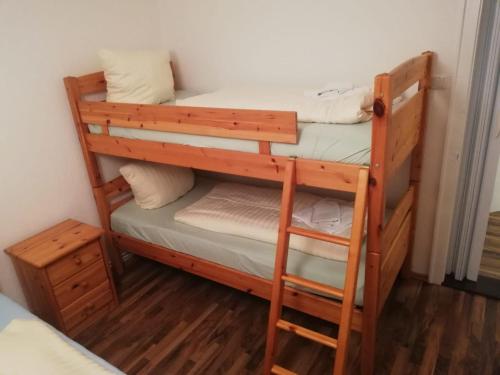 a couple of bunk beds in a room at Ferienwohnung Südstrandkrabbe in Wilhelmshaven