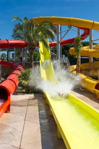 - un toboggan aquatique dans un parc aquatique avec une personne dans l'établissement TOPSUN Argelès La Sirène 3 bedroom Max 4 adulte et 2 des ses enfants, à Argelès-sur-Mer