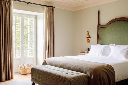 um quarto com uma cama grande e uma janela em Quinta Nova Winery House - Relais & Châteaux em Pinhão
