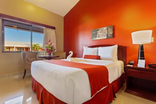 Кровать или кровати в номере Best Western Plus Belize Biltmore Plaza