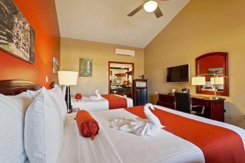 Кровать или кровати в номере Best Western Plus Belize Biltmore Plaza