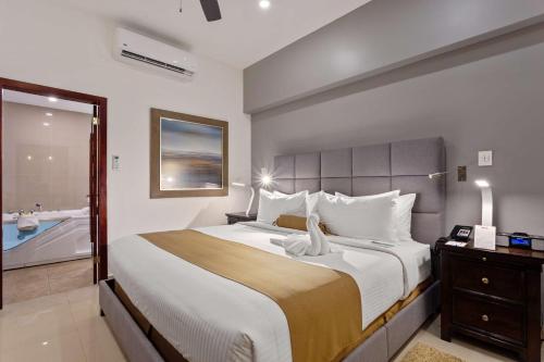 Кровать или кровати в номере Best Western Plus Belize Biltmore Plaza
