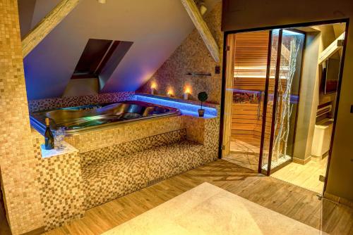 baño grande con bañera y lavamanos en Apartments Marconio Wellness Club en Belgrado