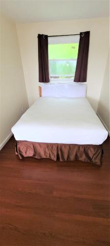 Postel nebo postele na pokoji v ubytování Blue Coast Inn & Suites