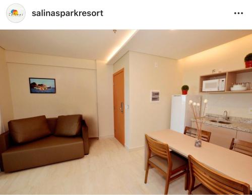 ein Wohnzimmer mit einem Sofa und einem Tisch in der Unterkunft Salinas Parks in Salinópolis