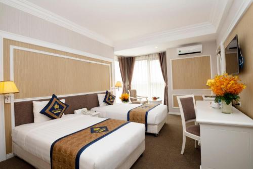Postel nebo postele na pokoji v ubytování Rex Hotel Vung Tau