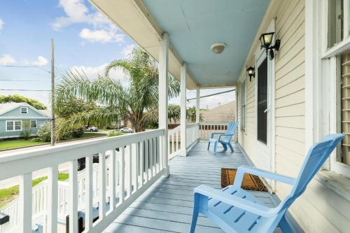 En balkon eller terrasse på Charming Classic Beach Bungalow 2 Blocks from Seawall - Pops Playa HQ!