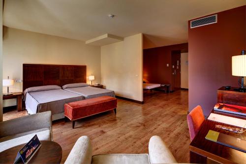 Postel nebo postele na pokoji v ubytování Gran Hotel Ciudad de Barbastro