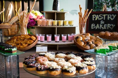 eine Auslage von Gebäck und Backwaren auf einem Tisch in der Unterkunft Montana Premier Senggigi in Senggigi 
