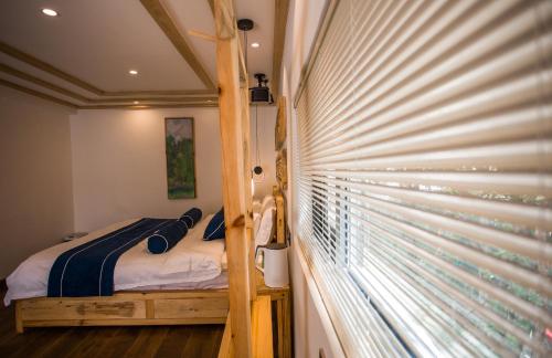 Tempat tidur dalam kamar di Lijiang Yunqi Holiday Guesthouse