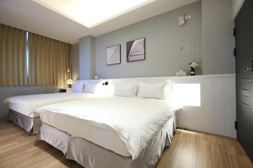 a bedroom with a large white bed with white pillows at Manting Homestay in Hualien City