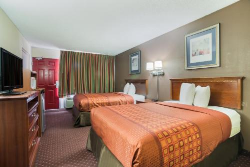 Postel nebo postele na pokoji v ubytování Americas Best Value Inn Tulsa I-44