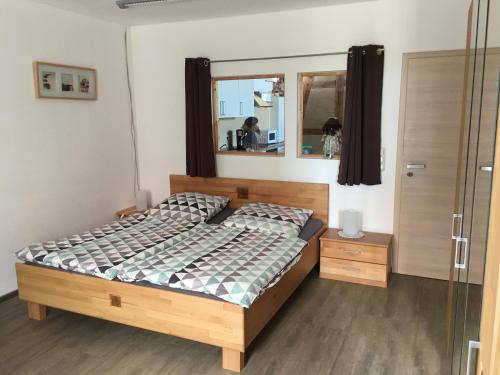 ein Schlafzimmer mit einem Bett und einem großen Spiegel in der Unterkunft Ferienwohnung Sültemeier 1 in Trebel