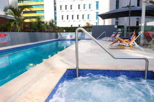 Piscine de l'établissement Evolution Apartments ou située à proximité