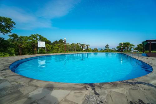 Bazén v ubytování Hi Jeju Hotel nebo v jeho okolí