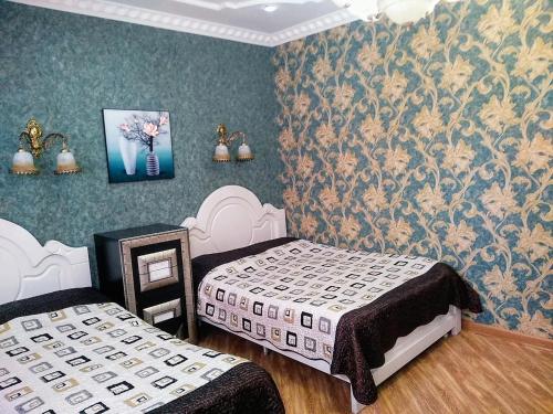 1 dormitorio con 2 camas y una foto en la pared en Hotel Edemi Castle, en Kutaisi