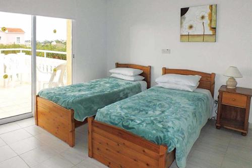 2 aparte bedden in een kamer met een balkon bij Villa Coral Bee - walking distance to Coral Bay Beach in Peyia