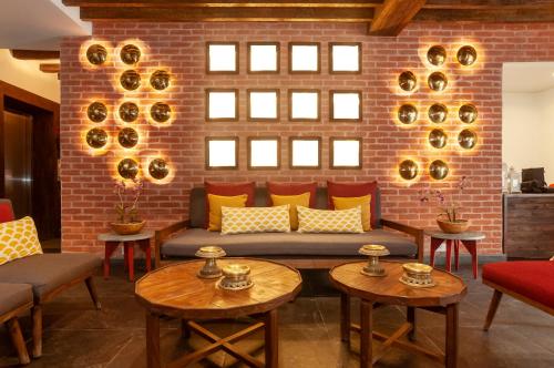 un soggiorno con divano e muro di mattoni di Hotel Roadhouse a Kathmandu