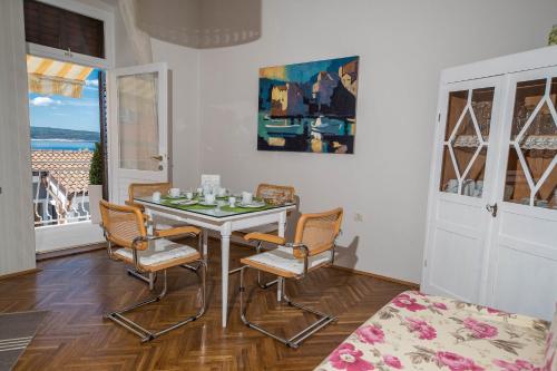 Televízia a/alebo spoločenská miestnosť v ubytovaní Apartmani Marion Crikvenica