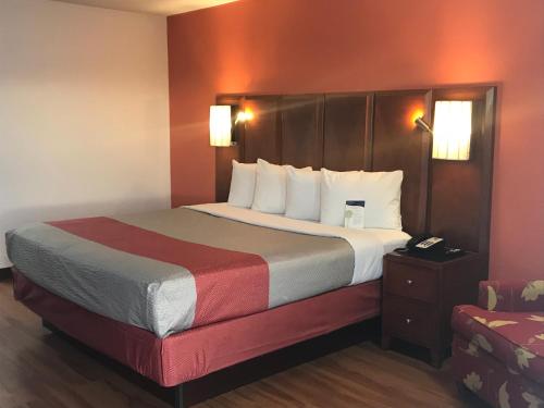 a hotel room with a large bed in a room at Motel 6-Van Buren, AR I- 40 in Van Buren