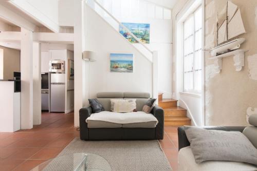 un salon avec un canapé et une table dans l'établissement Appartement Fauvette, à Saint-Martin-de-Ré