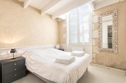サン・マルタン・ド・レにあるAppartement Fauvetteのベッドルーム(白いベッド1台、鏡付)