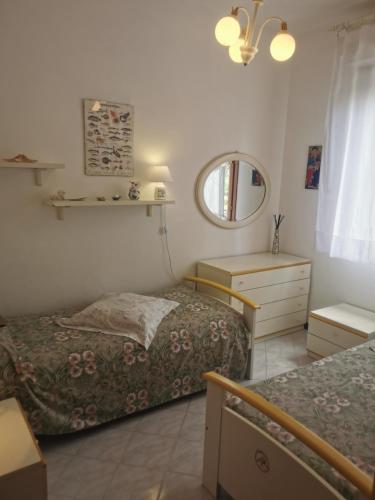 フォッローニカにあるSilver Sea Of Tuscanyの小さなベッドルーム(ベッド2台、鏡付)