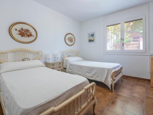 a bedroom with two beds and a window at TarracoHomes, Th128 Villa con vistas a la playa la Mora in Tarragona