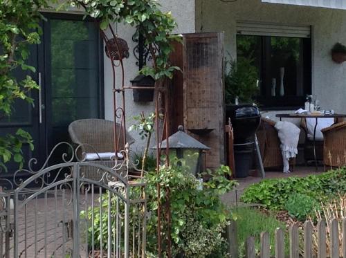 ReichelsheimにあるFerienwohnung Casa Naturaの家の前のベンチ付き庭園