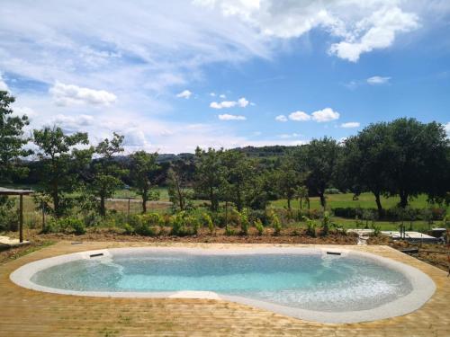 una piscina en medio de un patio en Agriturismo Casanova di Nardini en Scandicci