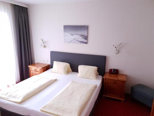 a bedroom with two beds and a window at Aparthotel Pichler in Flachau