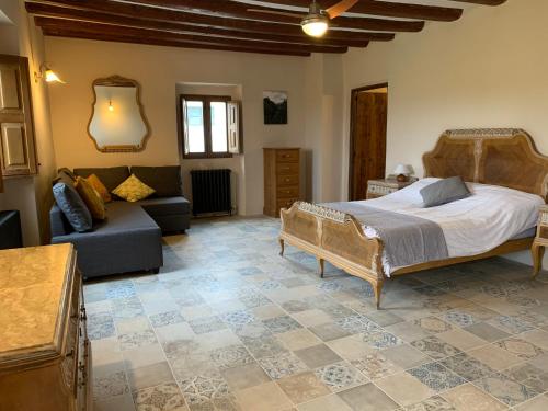 La Pardina的住宿－Casa Lascorz，一间卧室配有一张床和一张沙发