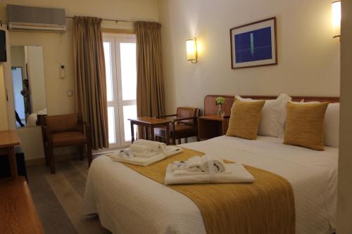 una habitación de hotel con 2 toallas en una cama en Hotel do Cerrado, en Lamego