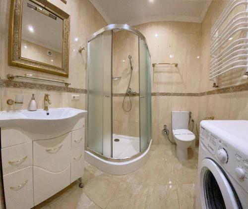 Kylpyhuone majoituspaikassa Apart Reserve Sloboda Suite
