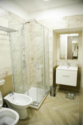 La salle de bains est pourvue d'une douche, de toilettes et d'un lavabo. dans l'établissement Appartament Peppino Home, à Naples
