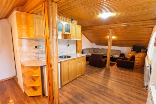 uma cozinha e sala de estar numa pequena casa em Orlino Holiday Park em Sarnitsa