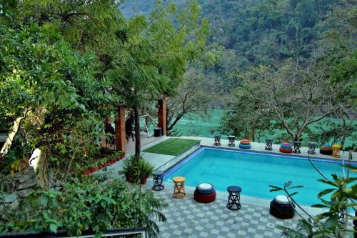 A piscina localizada em Namami Ganges Beach Resort & Spa ou nos arredores