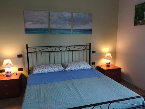 オルトーナにあるB&B Stella dell'Adriaticoのベッドルーム1室(青いベッド1台、ナイトスタンド2台付)