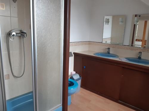 a bathroom with two sinks and a shower and a toilet at Chambre de la Dhuys in Blesmes