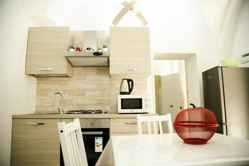 - une cuisine avec une table et un bol rouge dans l'établissement Appartament Home Maria, à Naples