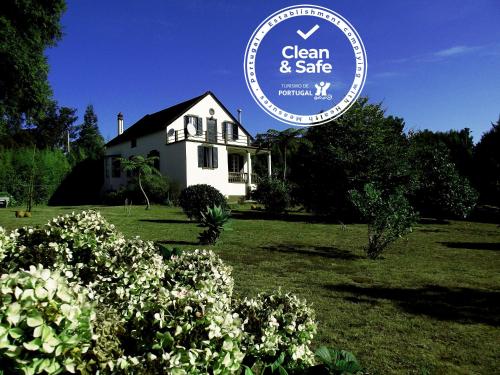 Et logo, certifikat, skilt eller en pris der bliver vist frem på Vila Joaninha