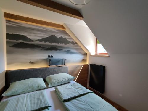 Habitación con 2 camas y una pintura en la pared. en Guesthouse Pri Zalogarju en Železniki